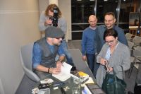 Krzysztof Beka podpisuje swoj ksik