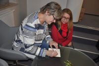 Boena Kraczkowska podpisuje egzemplarz 