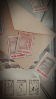 Eksponaty - znaczki Poczty „Solidarnoci”: dwa o nominale 50 groszy z napisem „Solidarno”, jeden z portretem Lecha Wasy oraz trzy z symbolami PRL i Stanu Wojennego ujtych w sposb karykaturalny