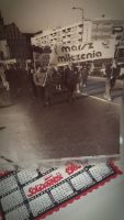 Czarno-biae zdjcie przedstawiajce Marsz Milczenia przechodzcy (obecn) ul. Pisudskiego w Olsztynie oraz kalendarz z napisem „Solidarno” na rok 1989.