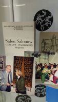 Fragment ekspozycji: kolorowe zdjcie ze spotkania z Barbar Hulanick, katalog wystawy fotografii Czesawa Wasiowskiego „Salon Salonw” oraz gadety z konikiem warmiskim.
