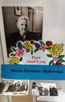 Napis ozdobiony rysowanymi kwiatami „Pani znad yny - Maria Zientara-Malewska” na tle czarno-biaego portretu poetki oraz dwch zdj Zientary w towarzystwie redaktorw „Sowa na Warmii i Mazurach” oraz Wadysawa Gbika.