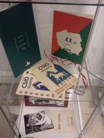 Fragment ekspozycji w szklanej gablocie: foldery „Mazury Golf & Country Club” i „XX lat TKKF na Warmii i Mazurach” oraz programy Mistrzostw jedzieckim organizowanych w l. 70-tych w Olsztynie