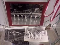 Fragment ekspozycji w szklanej gablocie: zdjci a czarno-biae przedstawiajce sportowcw podczas zawodw lekkoatletycznych (skok wzwy, zbiorowe figury akrobatyczne).