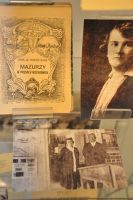 Fragment ekspozycji w szklanej gablocie: dwa czarno-biae zdjcia - portretowe oraz Emilii wraz z Jzefem Biedraw - i ksika „Mazurzy w Prusach Wchodnich”.