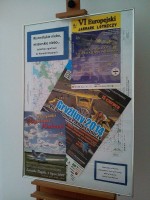 Antyrama prezentujca trzy plakaty propagujce imprezy organizowane przez Warmisko-Mazurski Aeroklub Lotniczy w Olsztynie - pikniki, jarmarki i majwki lotnicze. Cao na tle mapy.