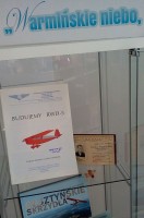 Widok jedn z gablot zawierajc folder wydany przez Aeroklub pt. „Budujemy RWD-5” oraz legitymacj czonka Klubu - lotnika