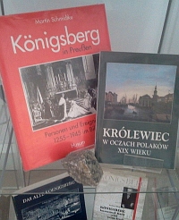 Fragment wystawy w witrynie: ksiki M. Schmidtke „Krlewiec w Prusach” oraz „Krlewic w oczach Polakw” i kostka brukowa, symbolizujca zniszczenie miasta.
